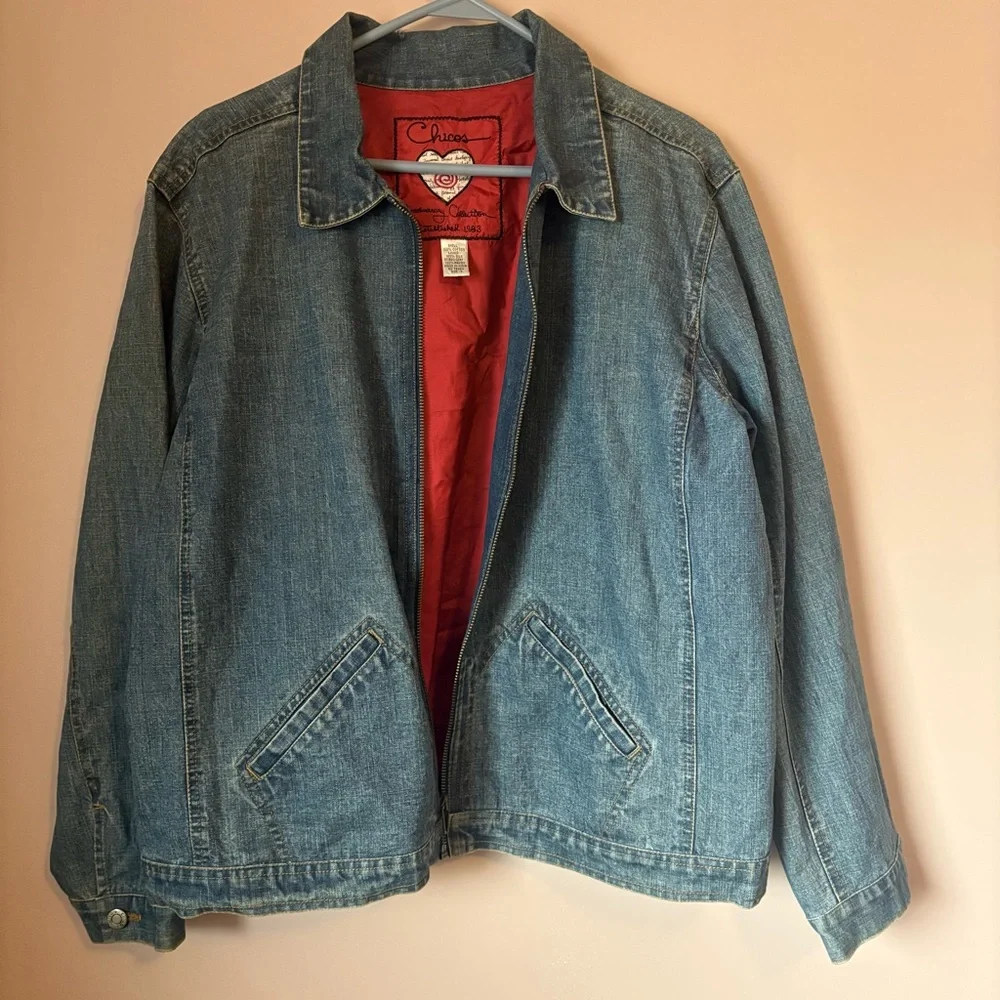 💚Chico's Blue Jean Jacket with Colorful Parrot Embroidery - Picture 2 of 5